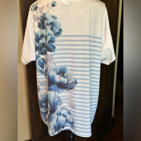 Pretty floral top-New without tag! - Picture 2 of 2